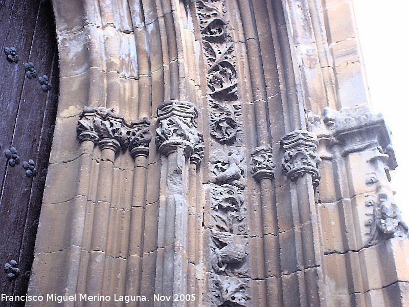 Iglesia de San Isidoro - Iglesia de San Isidoro. Detalle de la portada derecha