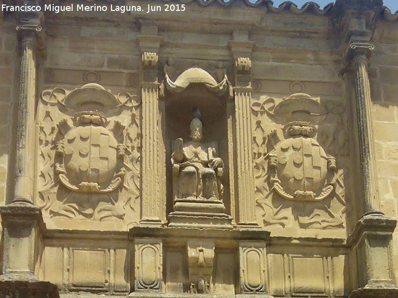 Iglesia de San Pedro - Iglesia de San Pedro. Escudos y San Pedro