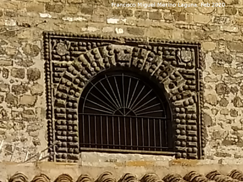 Colegiata de Santa Mar�a de los Reales Alc�zares - Colegiata de Santa Mar�a de los Reales Alc�zares. Ventana a la Calle Prior Monteagudo