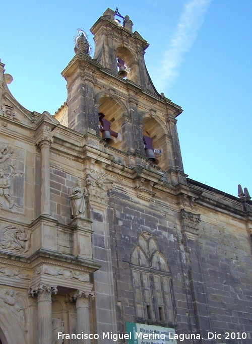 Colegiata de Santa Mara de los Reales Alczares - Colegiata de Santa Mara de los Reales Alczares. Espadaa derecha