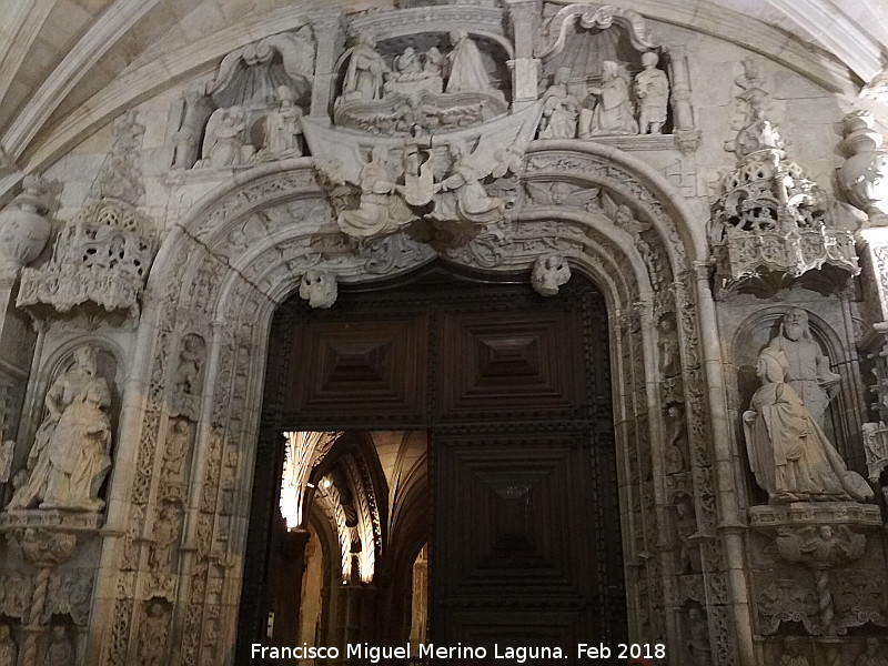 Monasterio de los Jernimos - Monasterio de los Jernimos. Puerta principal con la estatua de Manuel I a la izquierda