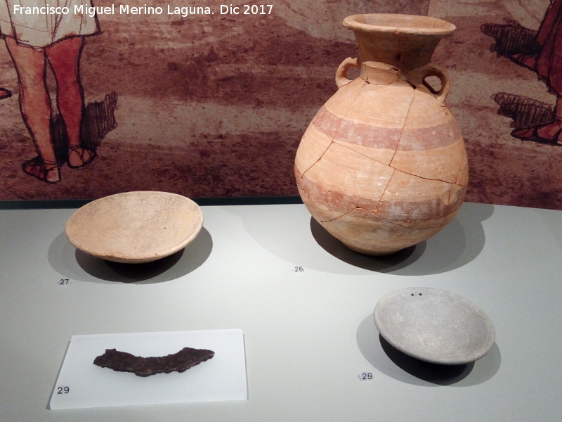 Necrpolis ibrica de la Noria - Necrpolis ibrica de la Noria. Ajuar del foso. Vaso Cruz del Negro, platos y cuchillo afalcatado. Museo Ibero de Jan