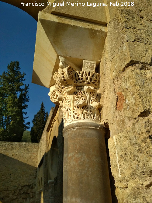 Medina Azahara. Casa del Ejrcito - Medina Azahara. Casa del Ejrcito. Capitel de avispero