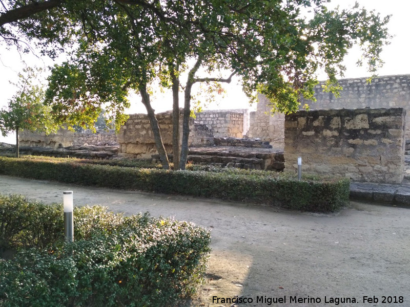 Medina Azahara. Casa del Ejrcito - Medina Azahara. Casa del Ejrcito. Plaza