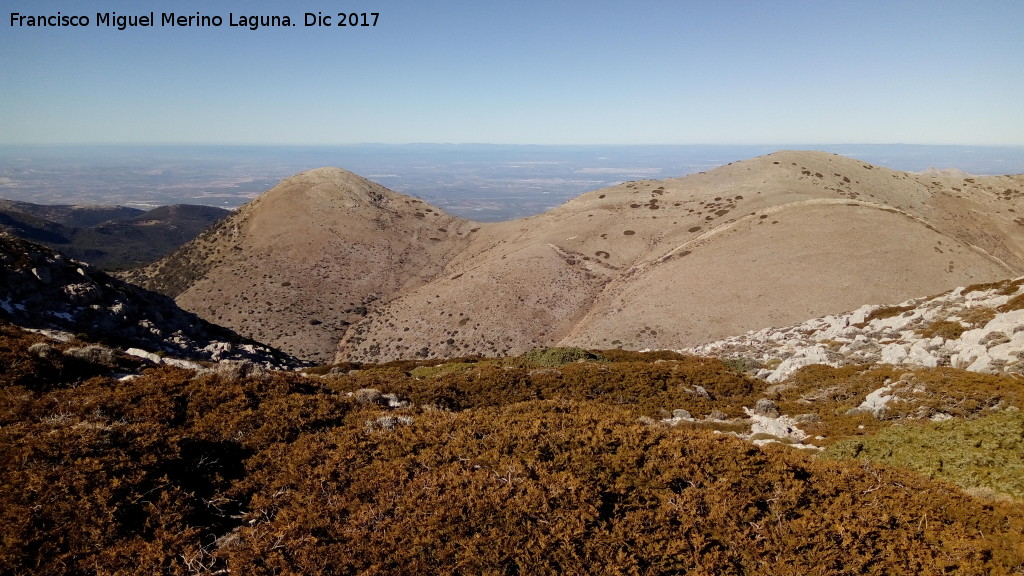 Mgina - Mgina. Vistas hacia el Ponce y el Crceles desde el cruce de Pea Jan con Mgina