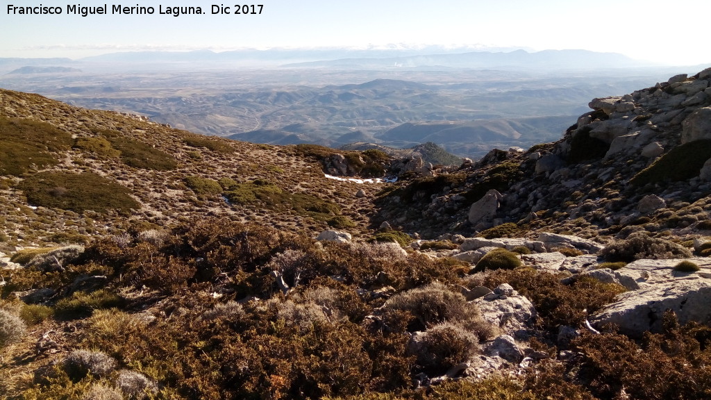 Mgina - Mgina. Vistas del cerro entre Pea Jan y Mgina