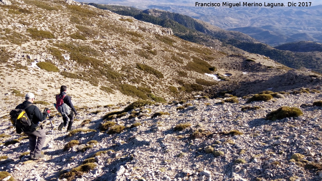 Mgina - Mgina. Ladera del cerro entre Pea Jan y Mgina