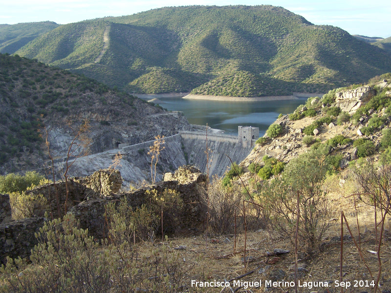 Poblado de la Lancha - Poblado de la Lancha. Al fondo el Pantano del Jndula