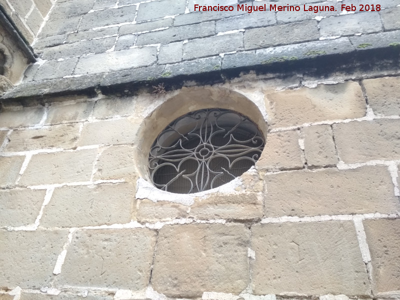 Iglesia de San Pablo. Marcas de Cantero y Cruces Grabadas - Iglesia de San Pablo. Marcas de Cantero y Cruces Grabadas. Marcas de cantero bajo el culo