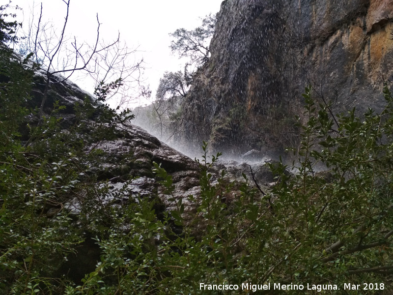 Abrigo de la Cascada - Abrigo de la Cascada. Tras la cascada