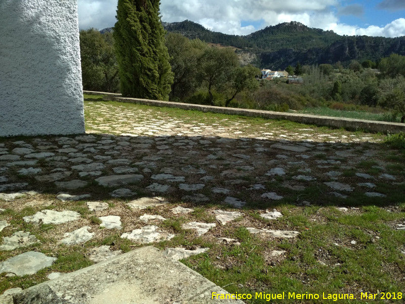 Ermita de los Ingenieros - Ermita de los Ingenieros. Plataforma empedrada