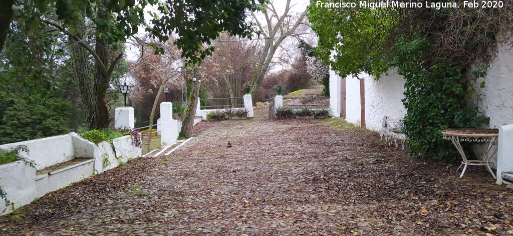 Cortijo de Torrequebrada - Cortijo de Torrequebrada. Patn empedrado