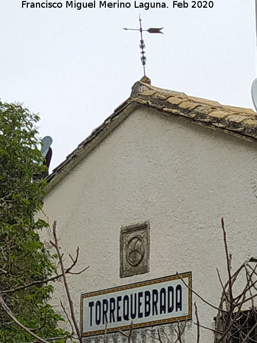 Cortijo de Torrequebrada - Cortijo de Torrequebrada. Veleta, cruz y nombre