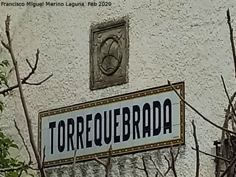 Cortijo de Torrequebrada - Cortijo de Torrequebrada. Cruz Pat y nombre