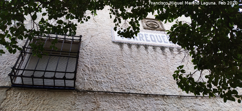 Cortijo de Torrequebrada - Cortijo de Torrequebrada. Reja de rosetas, cruz y nombre