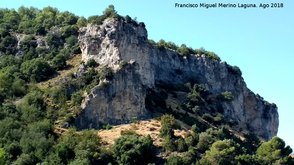 Piedra del Palo - Piedra del Palo. Paredes rocosas del basal de la Piedra del Palo