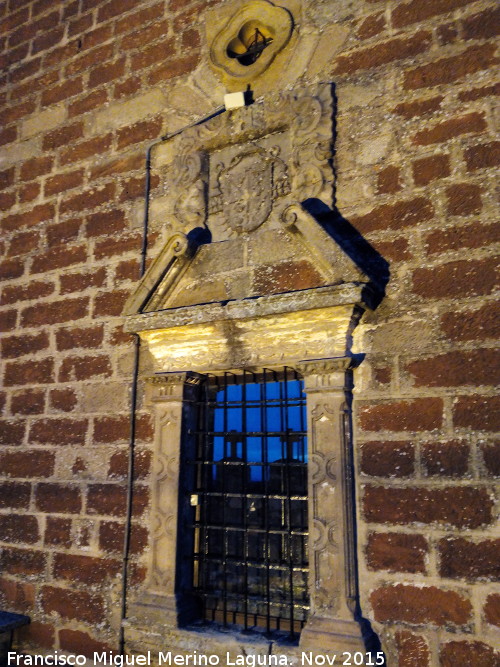 Ermita de la Virgen del Castillo - Ermita de la Virgen del Castillo. Ventana con escudo