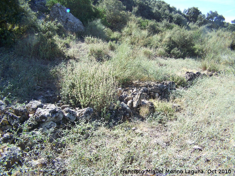 Oppidum de Giribaile - Oppidum de Giribaile. Muro por debajo de los acantilados de la cara norte