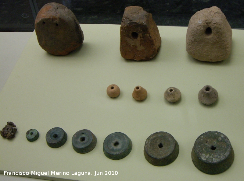 Oppidum de Giribaile - Oppidum de Giribaile. Pesas de telar, fusayolas y ponderales siglos II aC. I dC.  Museo Provincial