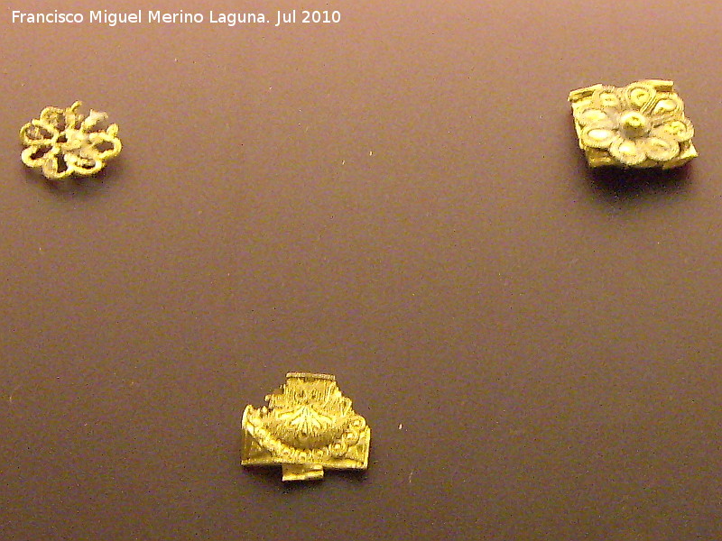 Oppidum de Giribaile - Oppidum de Giribaile. Plaquitas de oro ibricas procedentes posiblemente de una diadema. Finales siglo VII a.C. Museo Provincial