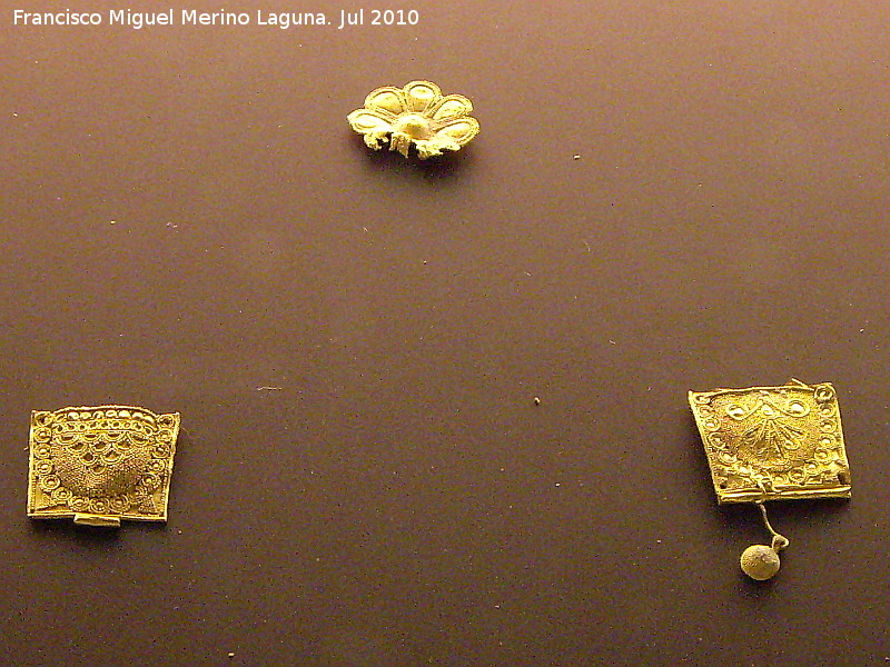 Oppidum de Giribaile - Oppidum de Giribaile. Plaquitas de oro ibricas procedentes posiblemente de una diadema. Finales siglo VII a.C. Museo Provincial