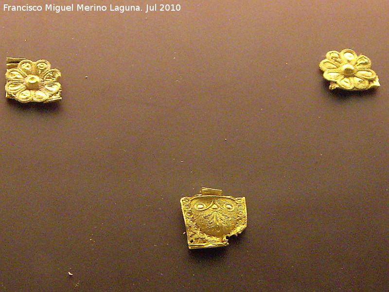Oppidum de Giribaile - Oppidum de Giribaile. Plaquitas de oro ibricas procedentes posiblemente de una diadema. Finales siglo VII a.C. Museo Provincial