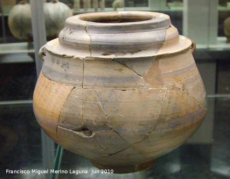 Oppidum de Giribaile - Oppidum de Giribaile. Urna con resalte siglos II-I aC. Museo Provincial
