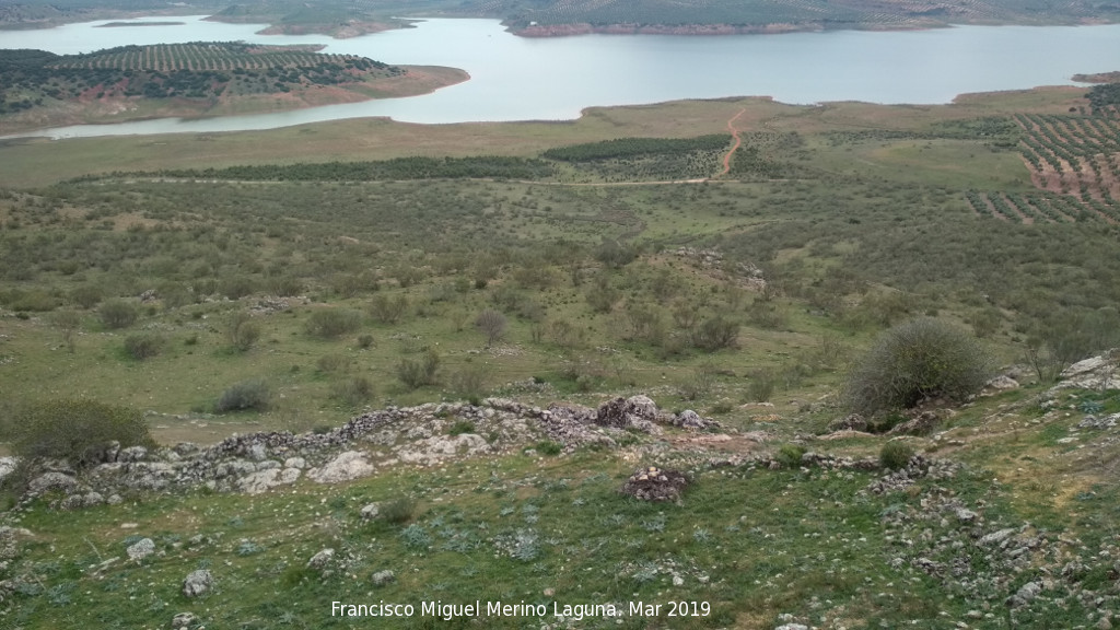 Castillo de Giribaile - Castillo de Giribaile. Terreno hasta el pantano