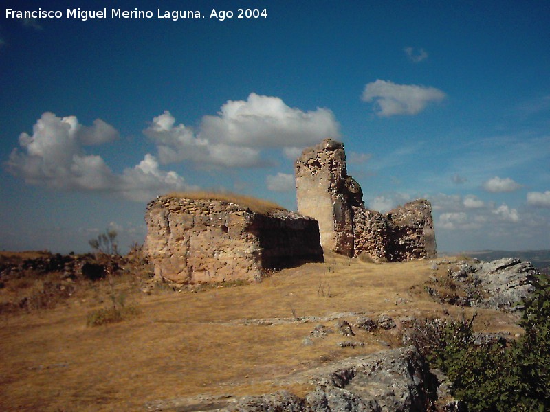 Castillo de Giribaile - Castillo de Giribaile. Aljibe en primer trmino y al fondo un torren