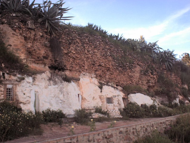 Casas Cueva del Cerro del Castillo - Casas Cueva del Cerro del Castillo. Casas cueva bajo restos de la muralla