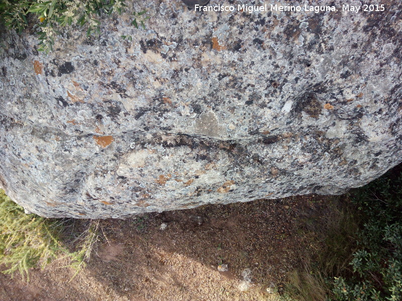 Petroglifos rupestres de la Piedra Hueca Chica - Petroglifos rupestres de la Piedra Hueca Chica. Canales del arco de entrada