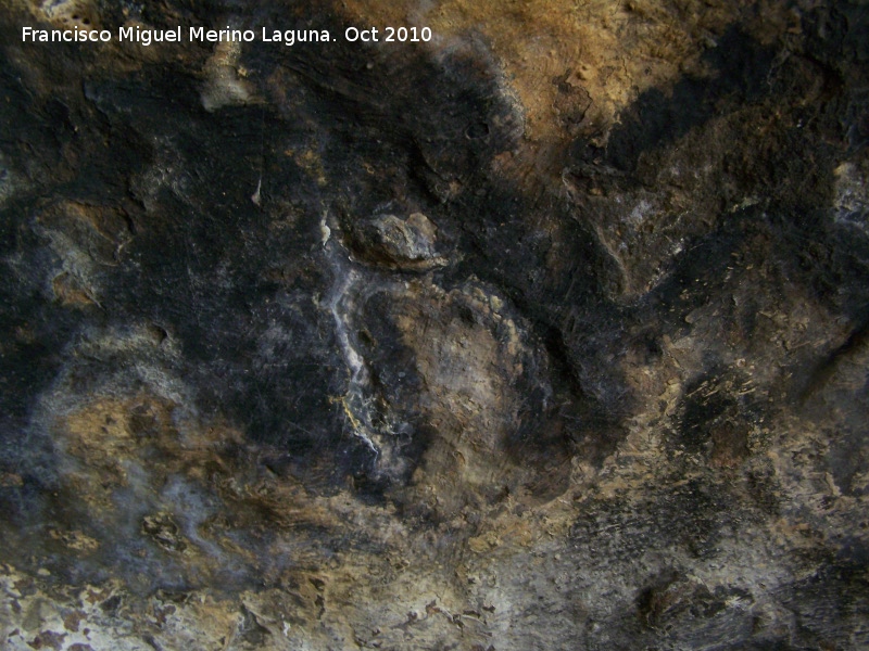 Petroglifos rupestres de la Piedra Hueca Grande - Petroglifos rupestres de la Piedra Hueca Grande. Petroglifo X smbolo 2 en la parte alta derecha