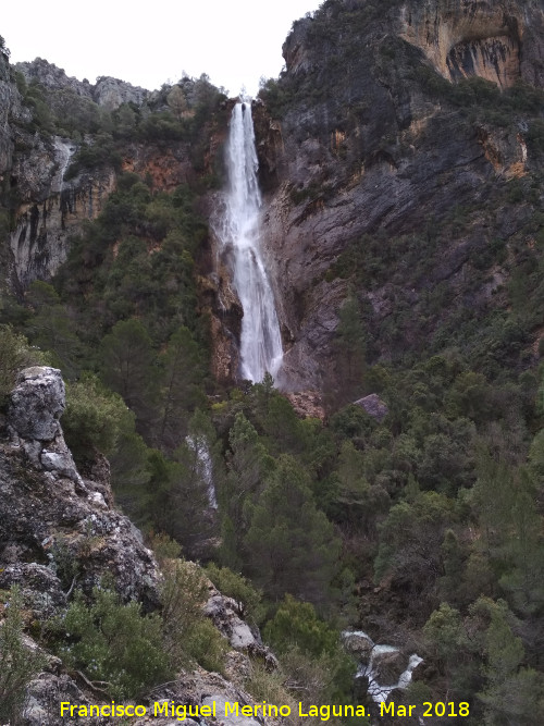 Cascada Segunda de la Osera - Cascada Segunda de la Osera. Al fondo la gran Cascada de la Osera y abajo a la izquierda la Cascada Segunda de la Osera