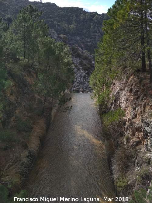 Pantano de Aguascebas - Pantano de Aguascebas. Aliviadero