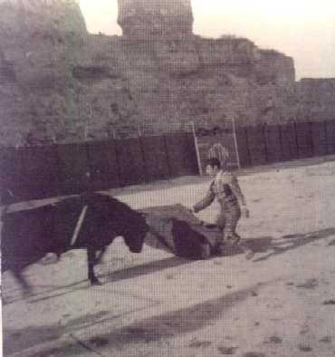 Castillo de Villardompardo - Castillo de Villardompardo. Foto antigua. Toros en la Plaza del Castillo