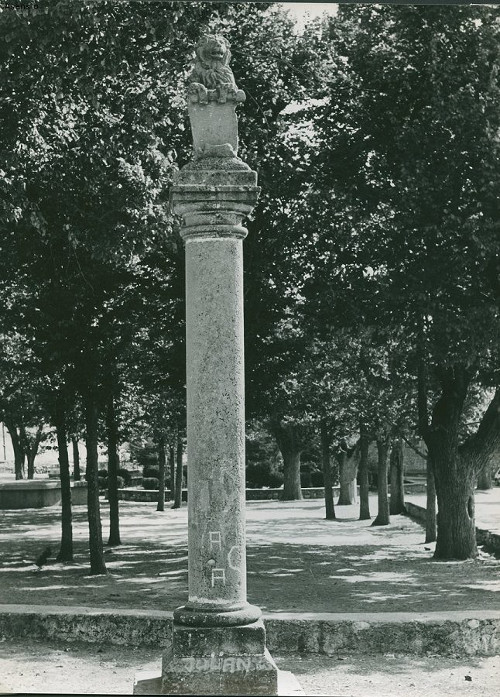 Santuario de la Fuensanta - Santuario de la Fuensanta. Foto antigua. Columna rematada con len en las proximidades de la fuente y jardines que hay frente al templo.