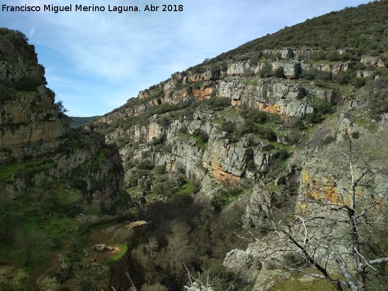 Abrigo de la Columna - Abrigo de la Columna. Vistas de los Poyos de la Cimbarra