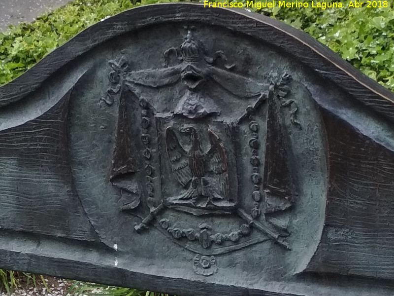 Estatua de Eugenia de Montijo - Estatua de Eugenia de Montijo. Escudo