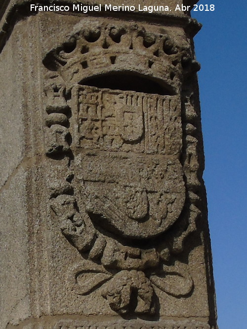 Puente Romano - Puente Romano. Escudo de Felipe IV