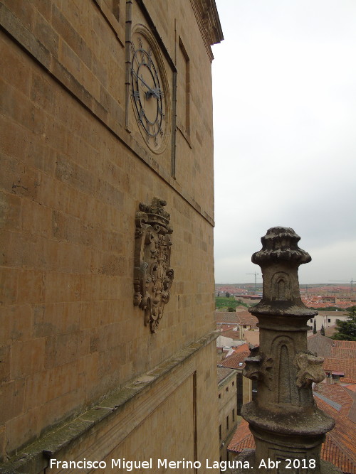 Catedral Vieja. Torre de las Campanas - Catedral Vieja. Torre de las Campanas. Reloj y escudo