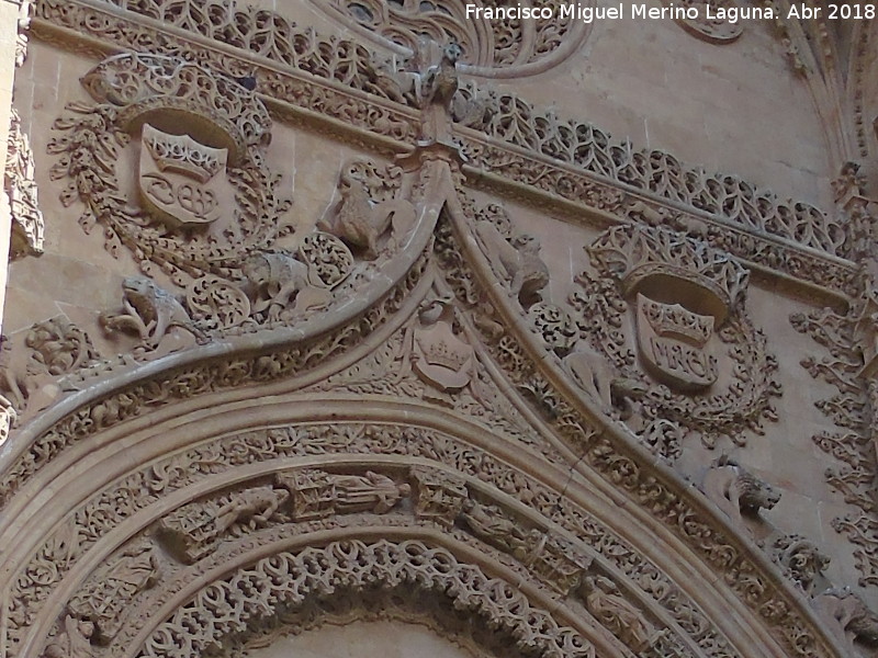 Catedral Nueva. Fachada Principal - Catedral Nueva. Fachada Principal. Escudos de la puerta derecha