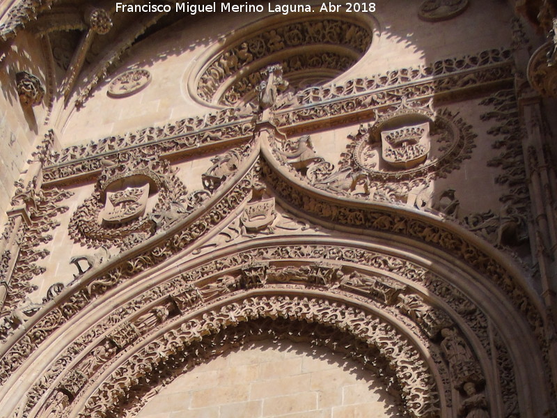 Catedral Nueva. Fachada Principal - Catedral Nueva. Fachada Principal. Escudos de la puerta izquierda