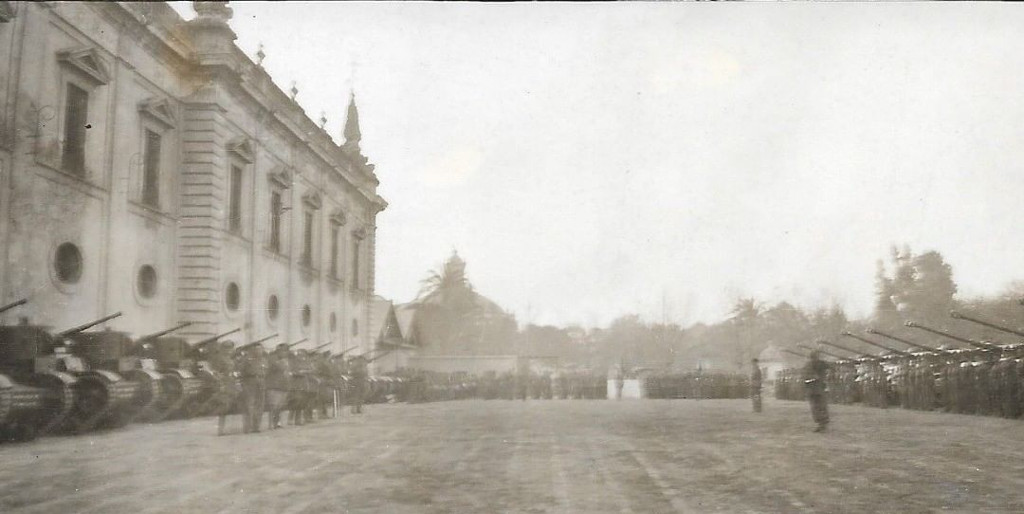 Universidad de Sevilla - Universidad de Sevilla. Batalln de vehculos acorazados en el actual rectorado 1943