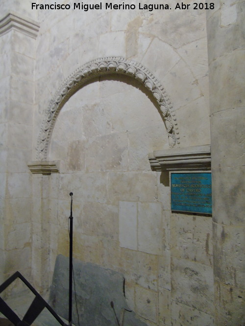 Catedral Vieja. Batisterio - Catedral Vieja. Batisterio. Arco y placa de Bonifacia Rodrguez