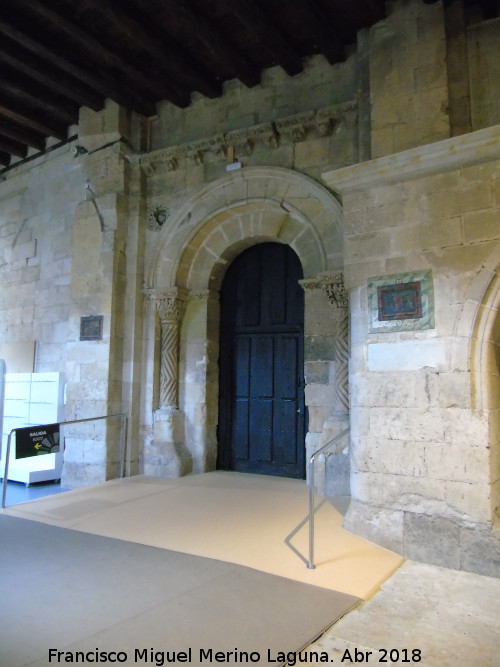 Catedral Vieja. Claustro - Catedral Vieja. Claustro. Puerta del Claustro en el ala norte