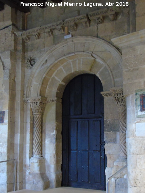 Catedral Vieja. Claustro - Catedral Vieja. Claustro. Puerta del Claustro en el ala norte