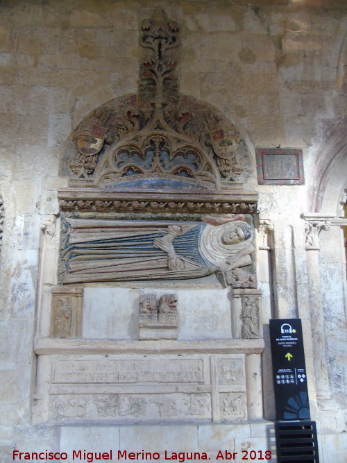 Catedral Vieja. Claustro - Catedral Vieja. Claustro. Sepulcro del ala este