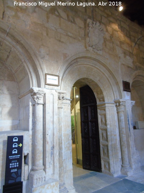 Catedral Vieja. Claustro - Catedral Vieja. Claustro. Puerta de las Salas Capitulares