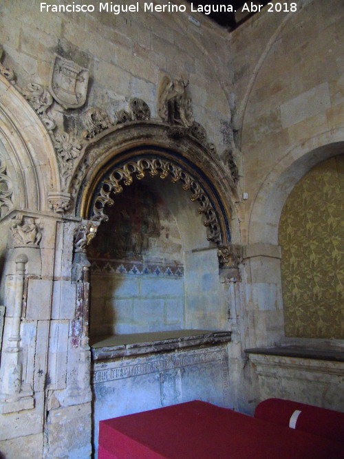 Catedral Vieja. Claustro - Catedral Vieja. Claustro. Sepulcro del ala sur