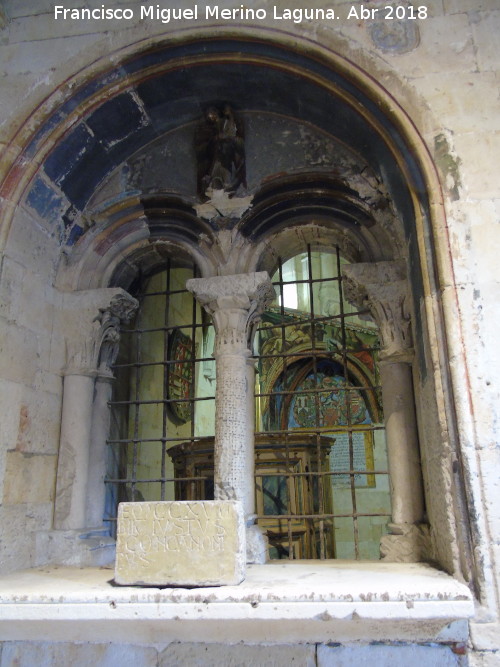 Catedral Vieja. Capilla de San Salvador - Catedral Vieja. Capilla de San Salvador. Ventana izquierda